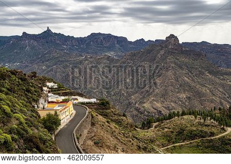 Gran Canaria Hiking Route Cruz De Tejeda To Artenara, View Into Caldera De Tejeda, Gran Canaria, Can