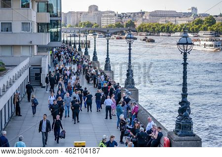 London, Uk - September 14, 2022: A Large Queue Of People Along The South Bank Of The River Thames To