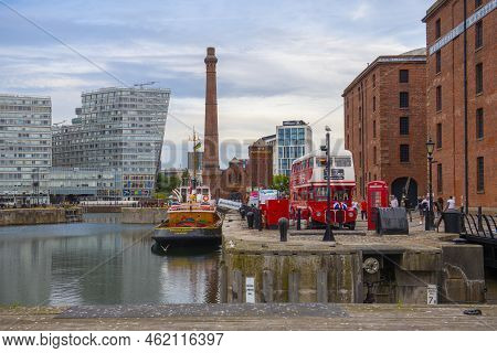 Liverpool, Uk - Jun. 16, 2022: Street Food Diner Bus On Hartley Quay At Royal Albert Dock At Maritim