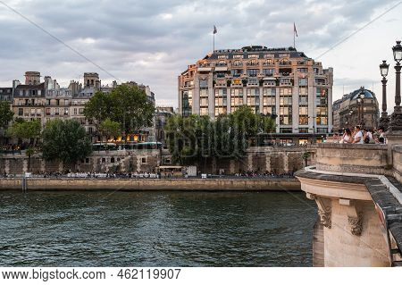 Paris, France - August 26 2022: Sunset At Pont Neuf, The Oldest Standing Bridge Across River Seine I
