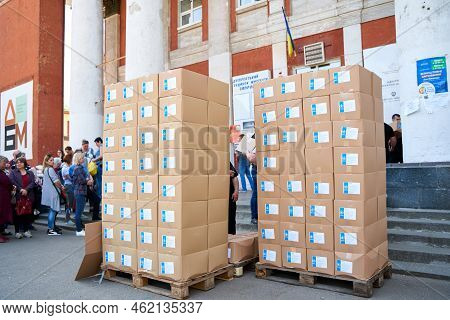 A Batch Of Humanitarian Aid Was Delivered To The Volunteer Center To Help Temporarily Displaced Pers