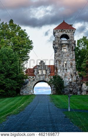 New Paltz, Ny - Usa - Sept. 22, 2022 Vertical Golden Hour View Of The Historic Testimonial Gateway T