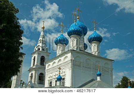Kirke med en himmelblå kupler af Saint Nicholas, Pushkino, Moscow Region.