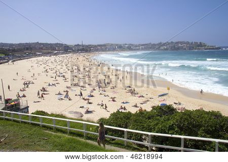 Bondi Beach, Austrálie - Mar 16: Lidé odpočívat na pláži, na 16 března 2013. Bondi je jedním z