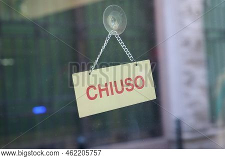 Chiuso Translation Closed Sign In A Store Shop Window