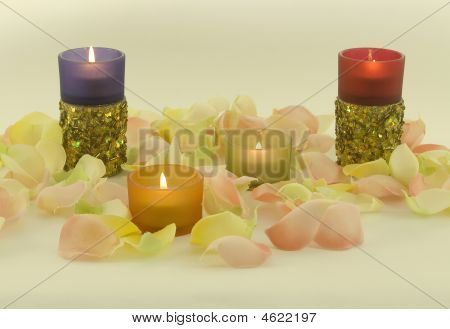 Candele di colore e con Rose aromatiche lasciare