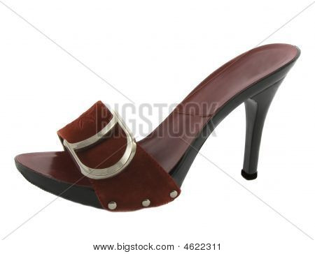 Zapato de tacón alto de mujeres sexy rojo aislado sobre fondo blanco