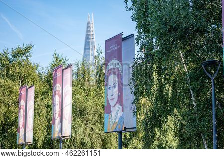 London, Uk - September 14, 2022: Tribute Signs For Queen Elizabeth Ii Following Her Passing With The