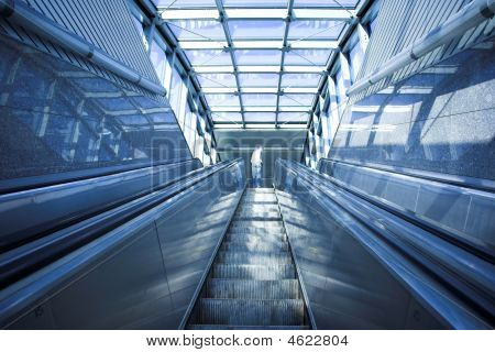 Spostare la scala mobile In ufficio moderno