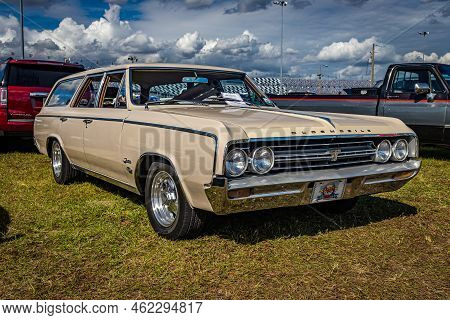 Daytona Beach, Fl - November 28, 2020: Low Perspective Front Corner View Of A 1964 Oldsmobile F-85 S