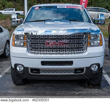 Monroeville, Pennsylvania, Usa September 25, 2022 A Full Size Gmc Truck For Sale At A Dealership On 