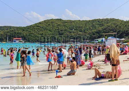 Pattaya ,january 13 : Tourists Are Swimming In The Sea Of Koh Larn Island Beach In Pattaya City On J