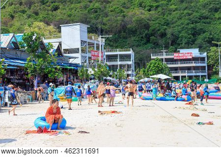 Pattaya ,january 13 : Tourists Are Swimming In The Sea Of Koh Larn Island Beach In Pattaya City On J