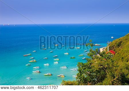 Pattaya ,january 13 : Tourists Are Swimming In The Sea Of Koh Larn Island Beach In Pattaya City On J