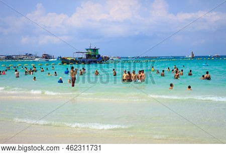 Pattaya ,january 21 : Tourists Are Swimming In The Sea Of Koh Larn Island Beach In Pattaya City On J