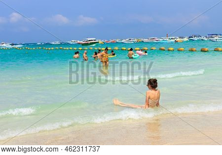 Pattaya ,january 21 : Tourists Are Swimming In The Sea Of Koh Larn Island Beach In Pattaya City On J