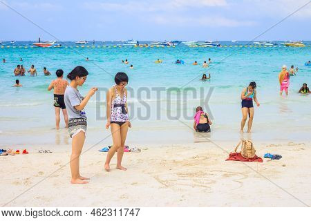 Pattaya ,january 21 : Tourists Are Swimming In The Sea Of Koh Larn Island Beach In Pattaya City On J