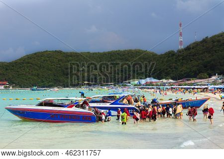 Pattaya ,january 21 : Tourists Are Swimming In The Sea Of Koh Larn Island Beach In Pattaya City On J