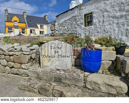 Writing On Stone Welcoming Visitors In Irish To Tory Island, County Donegal, Republic Of Ireland - T