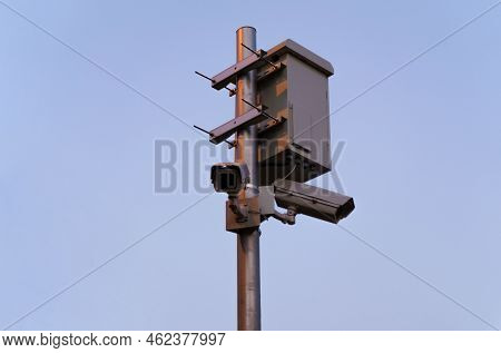 Multi-angle Cctv On Pillar 360 Degree System Background Blast Cipping Path.