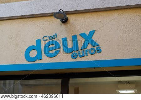 Bordeaux , Aquitaine  France - 25 09 2022 : C'est Deux Euros Logo Brand And Text Sign On Wall Entran