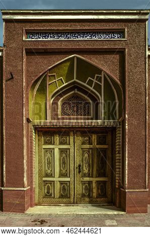 Abyaneh, Iran, Feb 17, 2022: An Oriental-style Figured Niche On The Facade Of A Brick Mosque With An