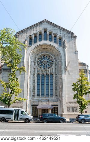 19.09.2022 1 E 65th St, New York, Ny 10065, Usa Temple Emanu-el Synagogue On 5th Avenue Next To Cent