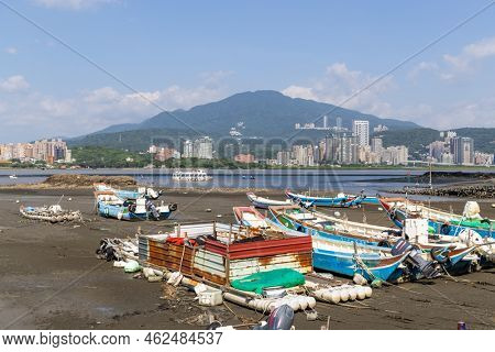New taipei, Taiwan 08 September 2022: Low tide of the tamshui river in Taiwan Bali