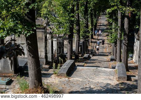 Paris, France - 31 Aout 2022: Tombstones At Pere-lachaise Cemetery