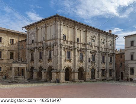 Palace Of Nobili-tarugi And Well Of The Griffins And Lions In Montepulciano, Italy