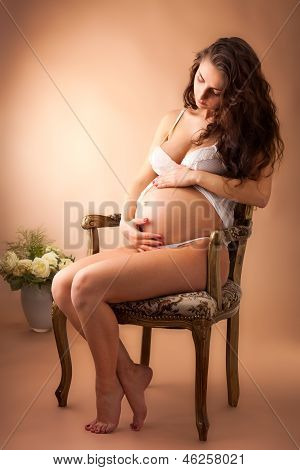 Retrato de una bella mujer embarazada