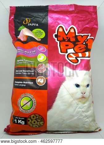 Serang, Indonesia - September 4 2021: My Pet Is Cat Food In 1 Kg Packaging, Brand From Indonesia (pr