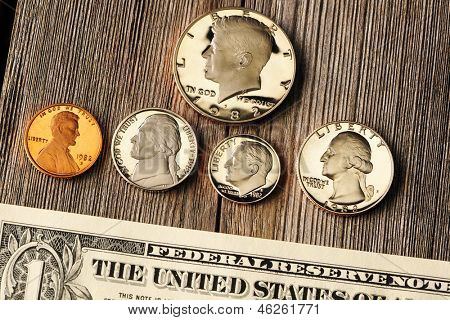 Nové uncirculated USA peníze přes dřevěné pozadí