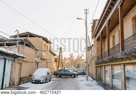 Tashkent, Uzbekistan. December 2020. Traditional National Mahali Houses Of The Old Town In Winter