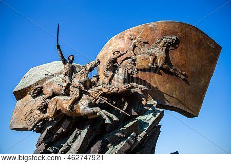 Moscow, Russia - September 23, 2017: Rusty Sculpture Of Soldiers Announcing The Victory On Horses In