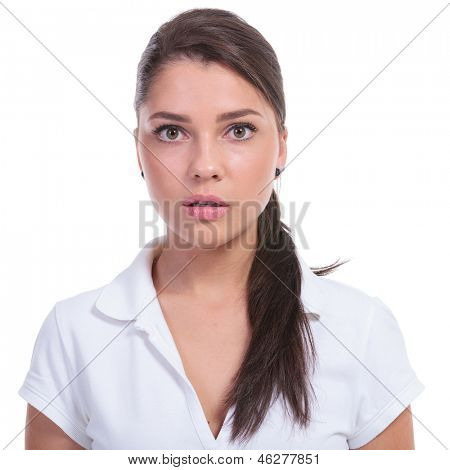 Casual jonge vrouw op zoek verbijsterd op de camera. geïsoleerd op witte achtergrond