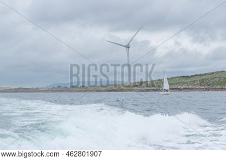 Sea Whirpool Waves Leftafter Fast Goig Ship .