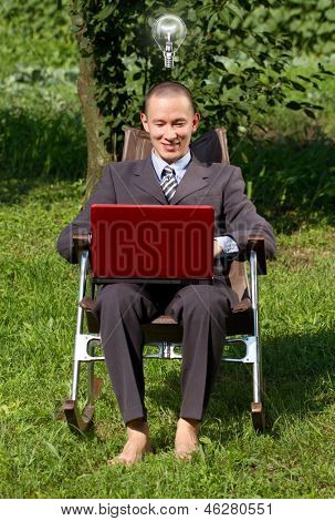 アイデアの概念。ビジネスの男性の屋外で、freelan として働いて？ 小胞体とアイデアを持っています。