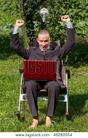 アイデアの概念。ビジネスの男性の屋外で、freelan として働いて？ 小胞体とアイデアを持っています。