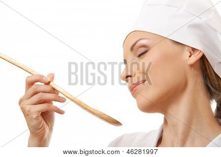 Kvinde cook spise med ske, isoleret på hvid baggrund