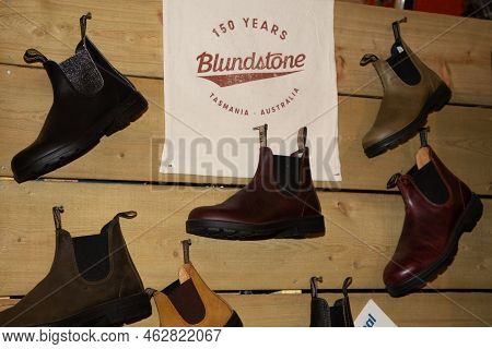 Bordeaux , Aquitaine  France - 01 10 2022 : Blundstone Australia Logo Text And Sign Brand On New Sho