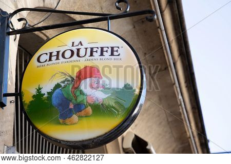 Bordeaux , Aquitaine  France - 01 10 2022 : La Chouffe Logo Brand Garden Gnome Cartoon And Sign Text