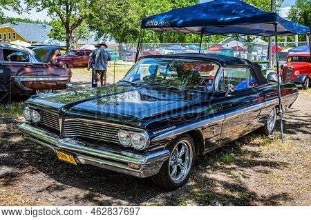 Falcon Heights, Mn - June 18, 2022: High Perspective Front Corner View Of A 1962 Pontiac Parisienne 