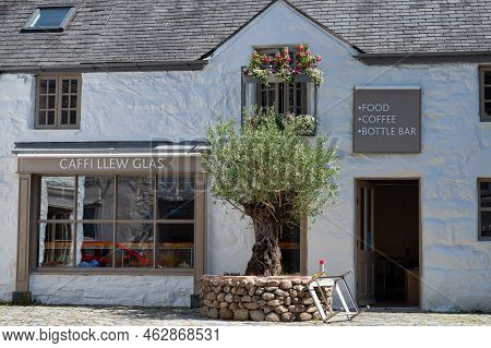 Harlech, Uk- July 13, 2022: The Front Of Llew Glas Café In The Village Of Harlech In North Wales