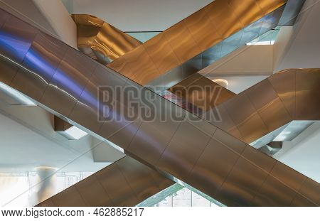 Bangkok, Thailand - Sep 30, 2022 : Interior Side View Of Complexity Multiple Modern Escalators (cris