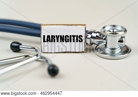 Medical Concept. On A Gray Background, A Stethoscope And A Cardboard Sign With The Inscription - Lar