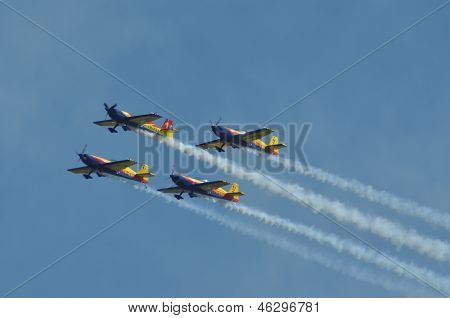 Cztery samoloty skywriting podczas Air Fest