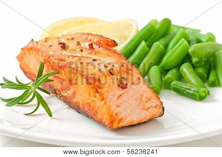 Grilled salmon and green beans