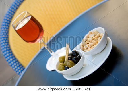 Paris Caddesi Cafe masa geleneksel Fransız aperatif kır cassis ve nibbles