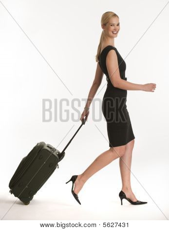 Предприниматель, путешествуя с прокатки чемодан